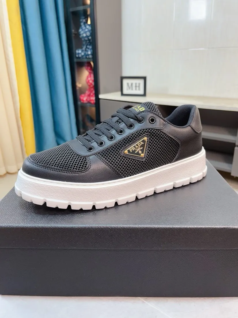 Men's shoes 💰440🌹🌹Prada 〈prada〉 luxury and fashionable high-end products ✊🔥The perfect last shape and top-notch handcrafting make this shoe immediately create a strong aristocratic atmosphere. Imported first-layer cowhide with brogue carving crafts💋Genuine leather lining🎶Rubber combination outsole specially imported from France for leather shoes😍Color: Mysterious Black☕️Size 38～44